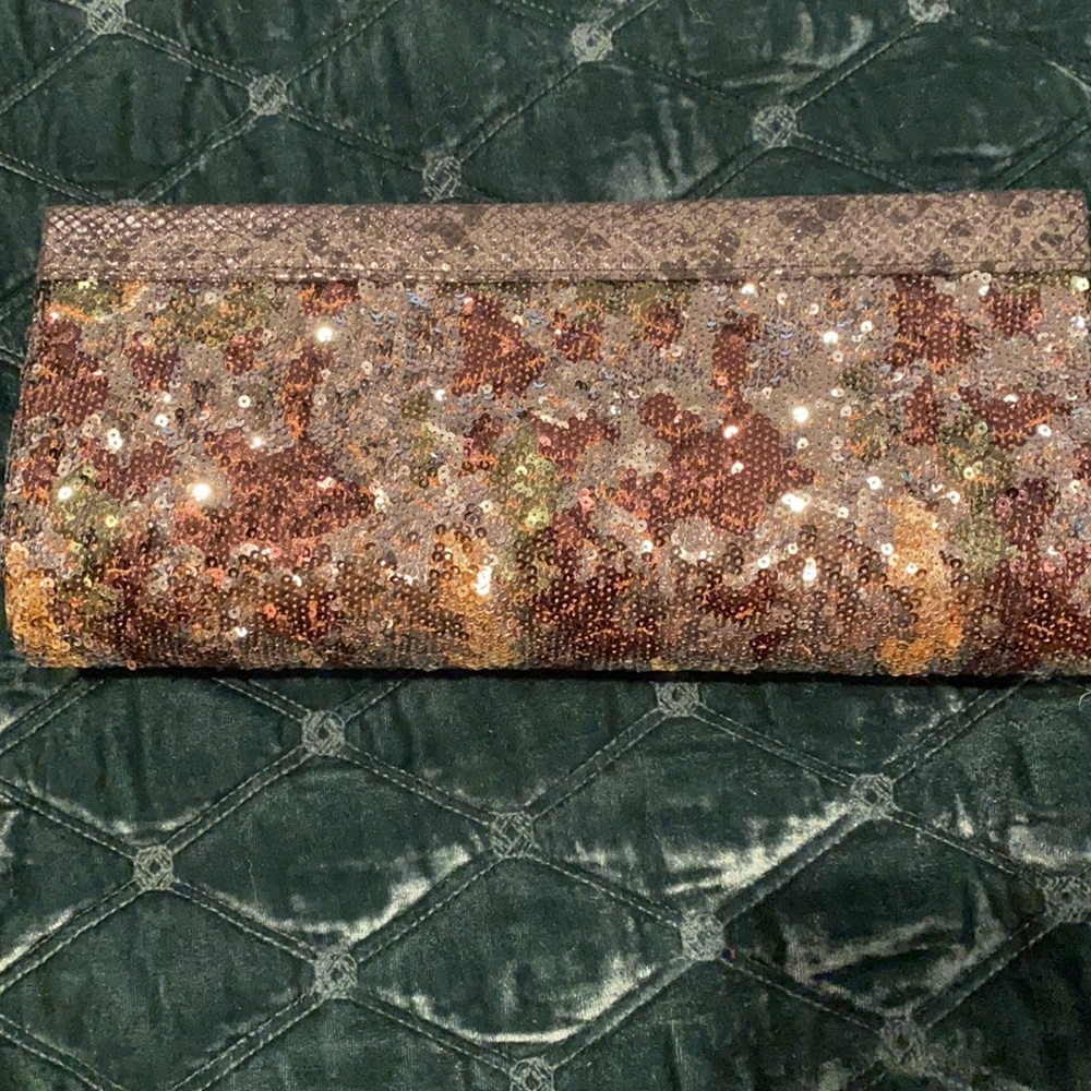 Pretty Big Buddha sequenced bag w chain.  Mix of color bulk/charcoal/silver/gold